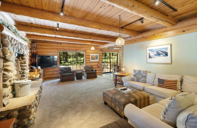 Spacious TD Log Cabin with Private Hot Tub, Bunk Room, and HOA Amenity Access in Lower Tahoe Donner!