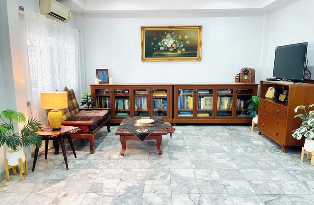 Spacious 4-bedroom townhome in beautiful Krung Thep Maha Nakhon with WiFi, AC