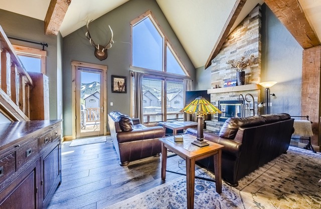 Spacious Townhome with Private Hot Tub, minutes away from Winter Park Resort
