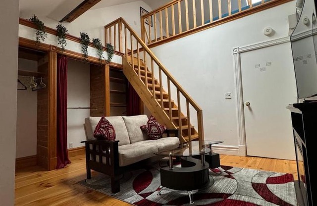 Spacious Townhouse close to Dundas Square!