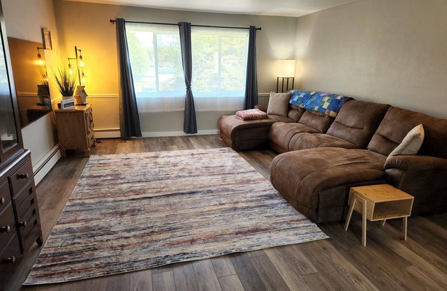 spacious updated 2 BR apartment, minutes from the airport