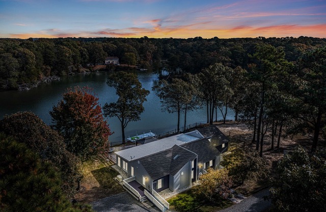 Spacious waterfront family retreat. Dogs welcome!, 1-Level Home w/Rec Room and Fenced Yard