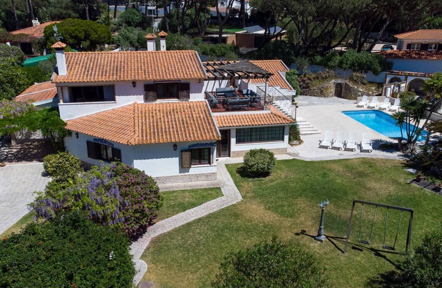 Spacious villa for 10 - Private Heated Pool - Tranquil location - 1km from beach