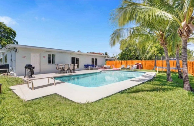 Spacious Villa w/Heated Pool Trampoline BBQ Games