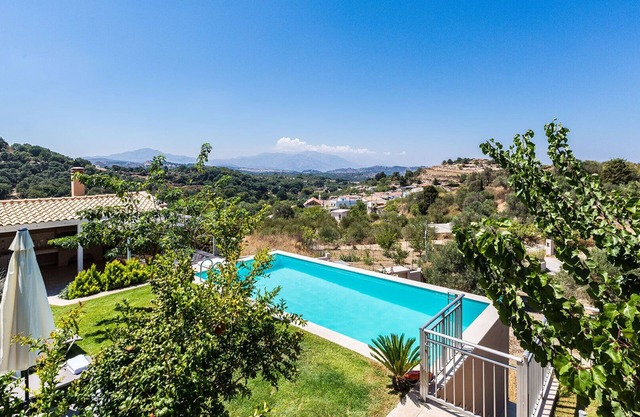 Spacious villa with full privacy & nature views!