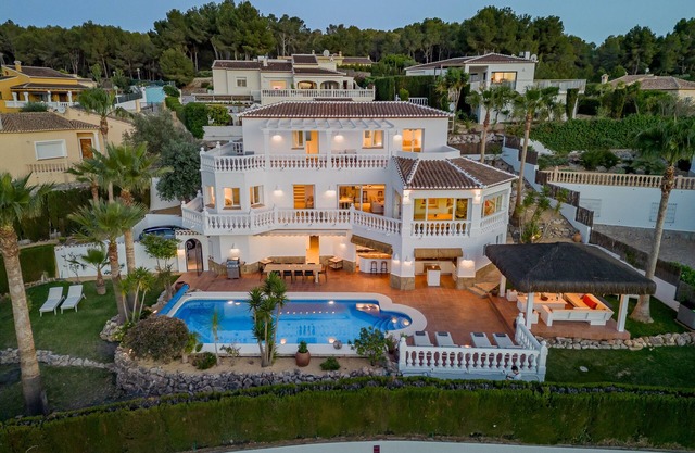 Spacious villa with stunning panoramic views - heated pool
