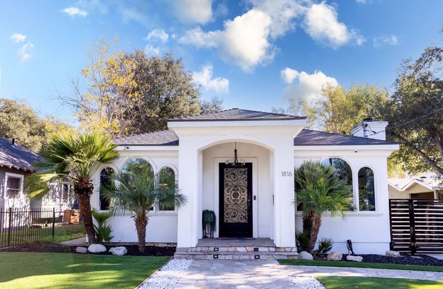 Spacious, Well-Appointed, Lux/Modern Touches w/Pool Table, Ping-Pong & Fire Pit