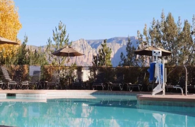 SPARKLING POOLS! FANTASTIC GREENS! 2BD/2BA RESORT!
