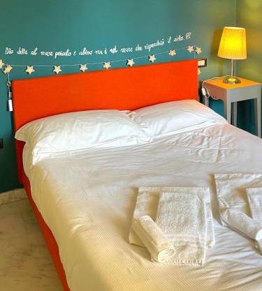 Spaziosa camera con letto alla francese e balcone a 500 mt dal mare