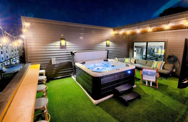 Speakeasy 4 bedroom home - Hot Tub - Game Room!
