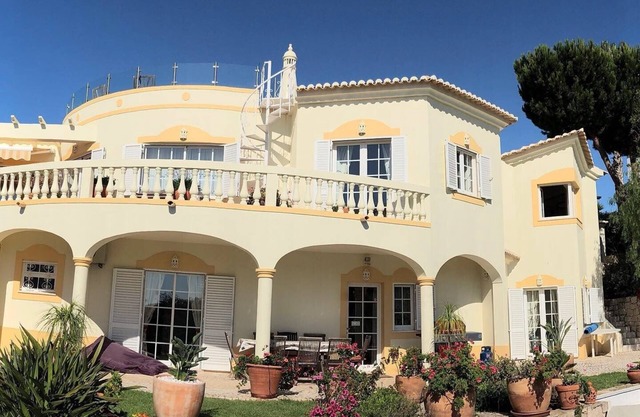Spectacular Villa, with heated pool, air con and hot tub. New discounted prices