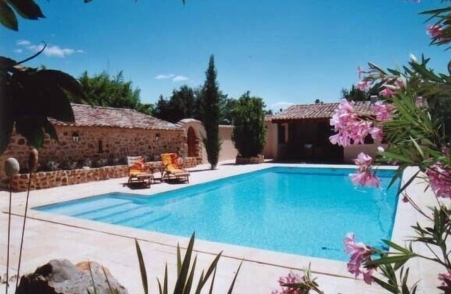 Special prices in autumn! Stylish winery with large, heated swimming pool