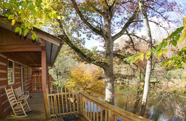 SPECIAL *Sept. 13th- Oct. 4th 20% off* Ol'Smoky Log Cabin on the River Unit 6