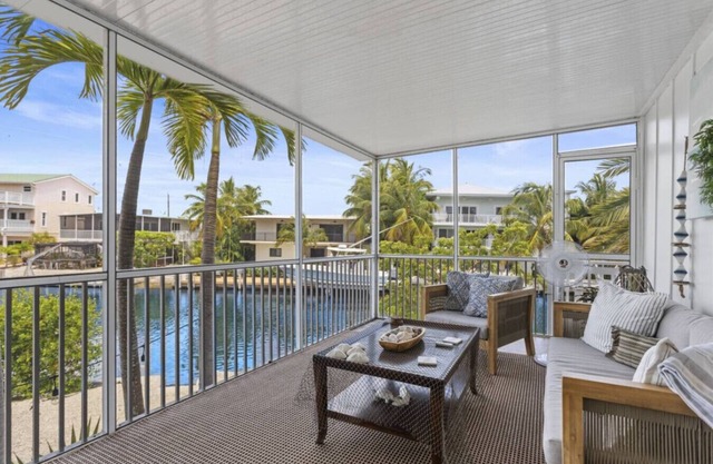 Spectacular Keys home-corner canal, hot tub, tiki