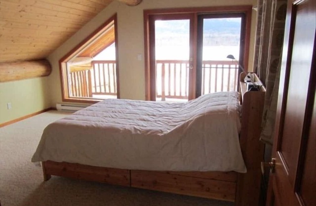 Spectacular Lake Front Log Cabin