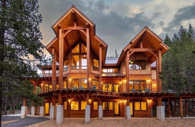 Spectacular Luxury Lodge Home w/Hot Tub, Sauna on Private Lake Sleeps 16-20 Bend