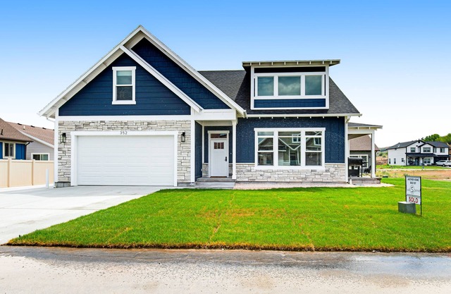 Spectacular new home w/private hot tub, game loft, shared outdoor pool, WiFi
