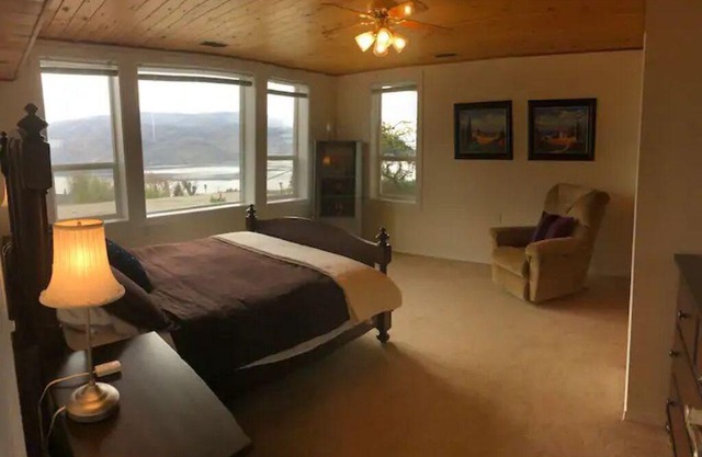 Spectacular Panoramic Lake View