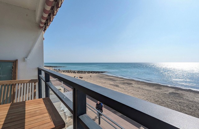 SPECTACULAR SEA VIEW MAGNIFICENT BRIGHT 3* APARTMENT WITH ALL COMFORTS & TERRACE
