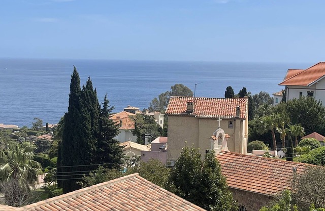Spectacular sea views, walk to mulitple Mediterranean beaches