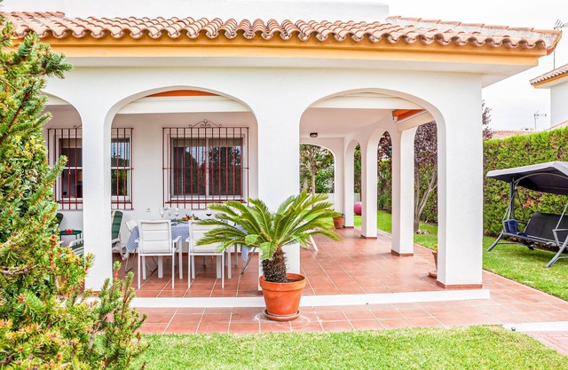 Spend a sunny vacation in this vacation home in Matalascanas.