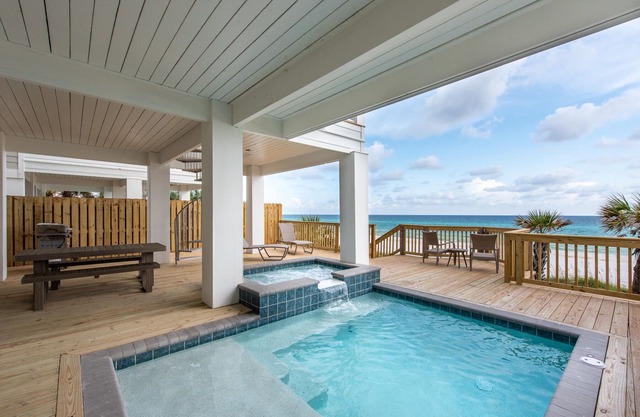 Spend Fall by the Beach! Gulf Front! Private Pool! Bikes Included!