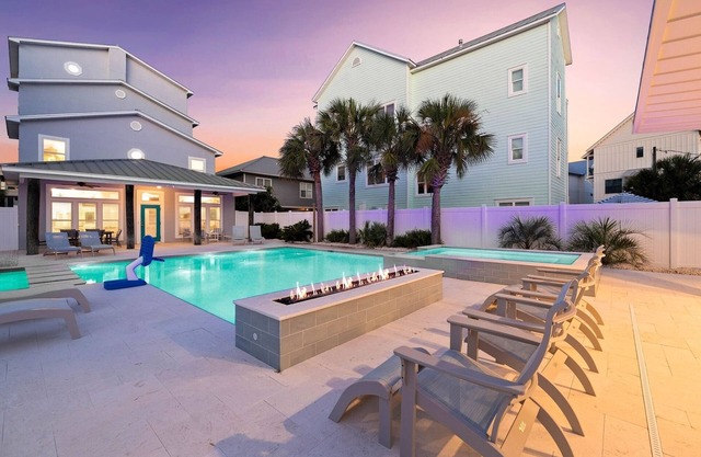 Spend Fall With Us! Seas the Day-GULF VIEWS! Private Heated Pool! Close to Beach Access!