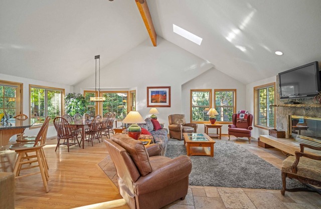 Splendid Sunriver Wooded Escape, SHARC Passes, Huge Deck w/ Private Hot Tub, Bikes, Games, and More