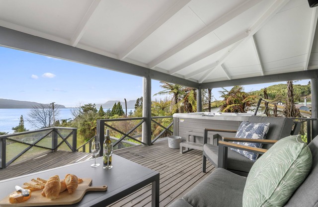 Splendour on Spencer - Lake Tarawera Holiday Home