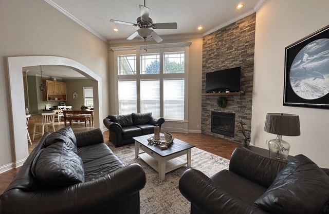 SPORTS FANS 5 Bedroom, 3 Bath, Sleeps 16! Only 12 Min From MIZZOU, Breakfast