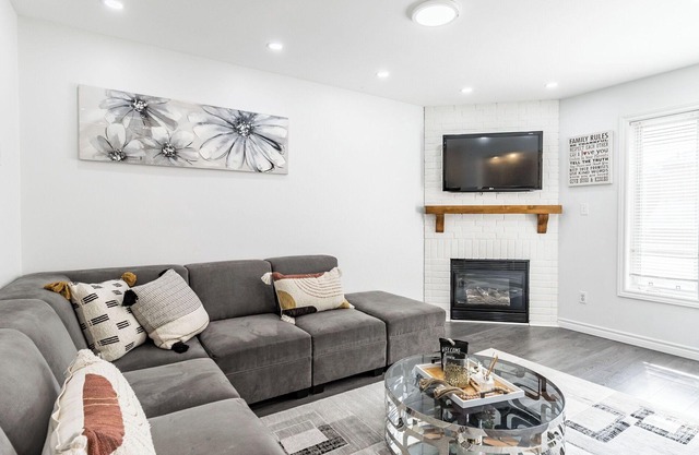 Spotless Bright Home By The Headwaters In Orangeville!