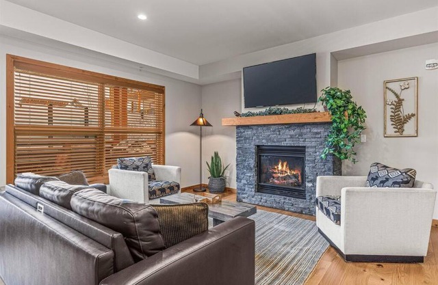 Spring Creek Spacious Luxury King One Bedroom plus Den at White Spruce Lodge