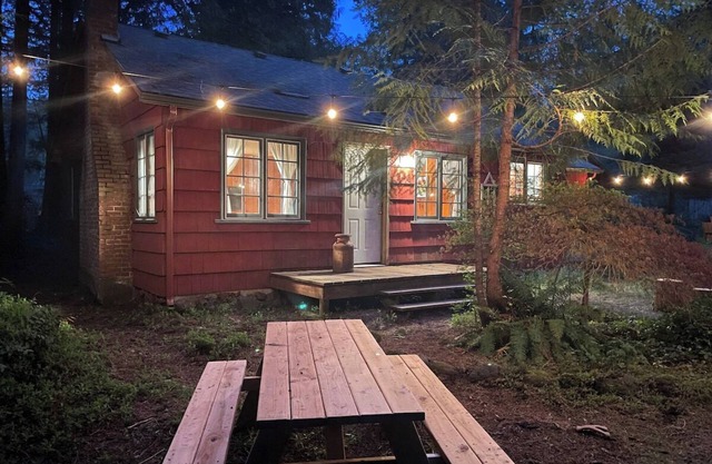 Springbrook Cabin 2BR Retro Charm w Fireplace