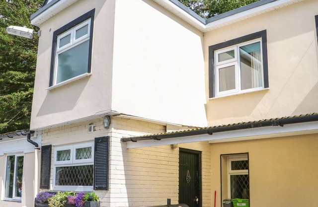 ST. ANNE’S, family friendly, with pool in Dungarvan, County Waterford