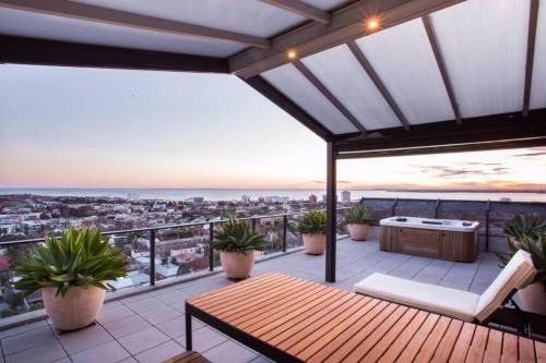 St Kilda Penthouse. Views. Spa.