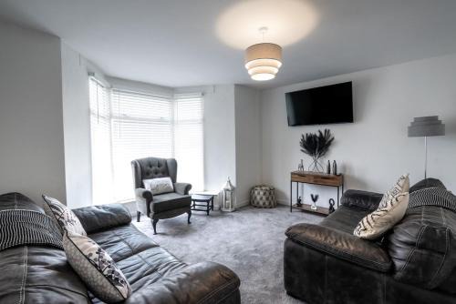 Stadium View 5-Bed Retreat + Parking