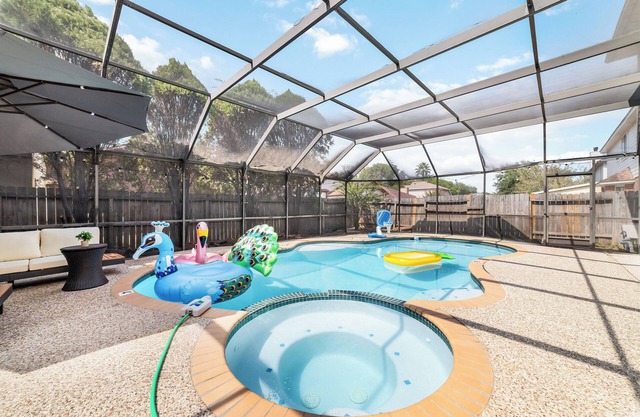 Stafford Hay-day Farmhouse, 5 Bedrooms with Pool Table and Covered Private Pool