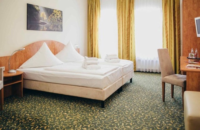 Standard double room, shower or bath, WC, - Kulturhotel Fürst Pückler Park