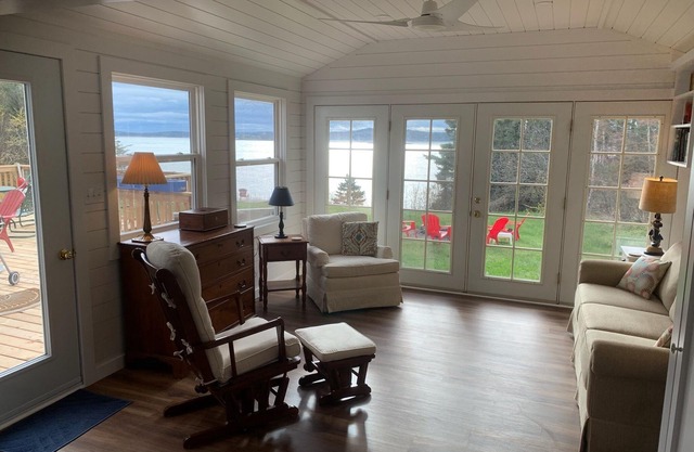 Starfish Cottage: Ocean Views, Walking Trail Above the Shore with NEW Master BR
