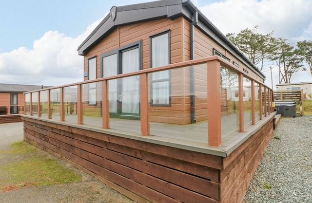 STARFISH RETREAT, character holiday cottage in Little Haven