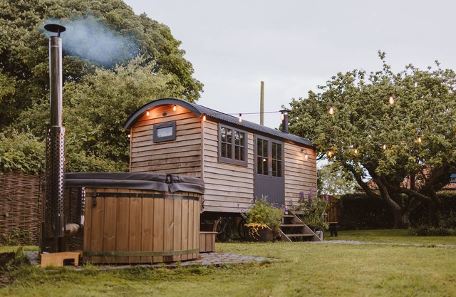 Starlight Hideaway - Luxury Shepherd’s Hut