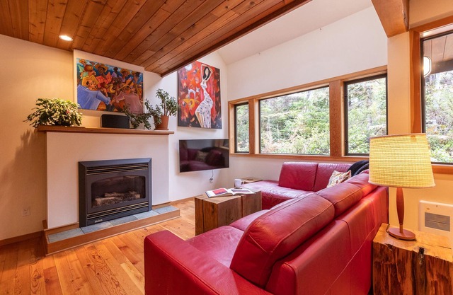 Starlight Retreat-Hot Tub, OD Shower, Cold Plunge!