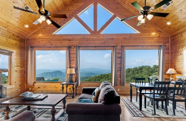 Starstruck cabin ★Mountain views! Hot tub ★Theatre