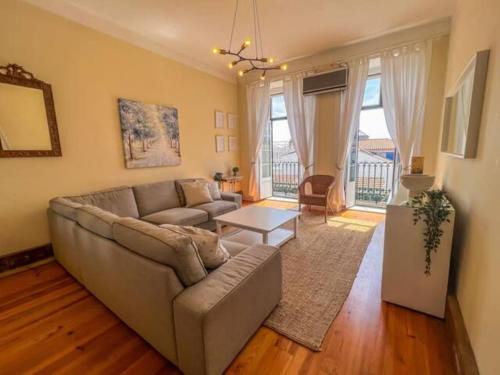 Stay as a Local! Santos Historical 6 Bedroom Apartment III