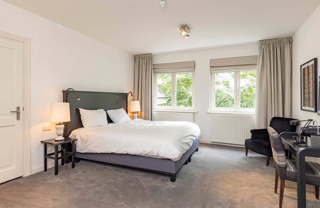 Stay Close to Nature with Free Parking and Dining!