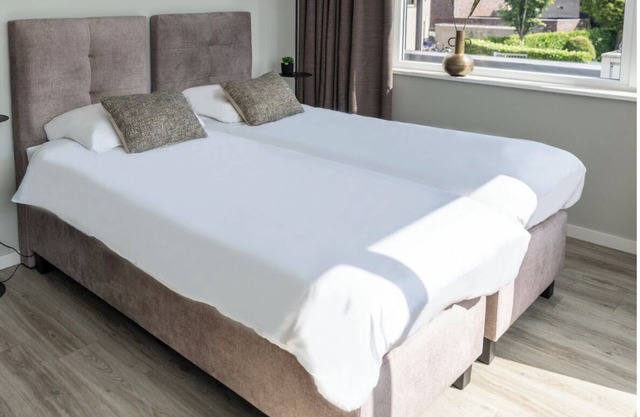 Stay in a modern, air-conditioned room with private bathroom and Chromecast TV. Enjoy hotel-style comfort with the bonus of a fully equipped shared kitchen. Perfect for business trips or short getaways in Oss.