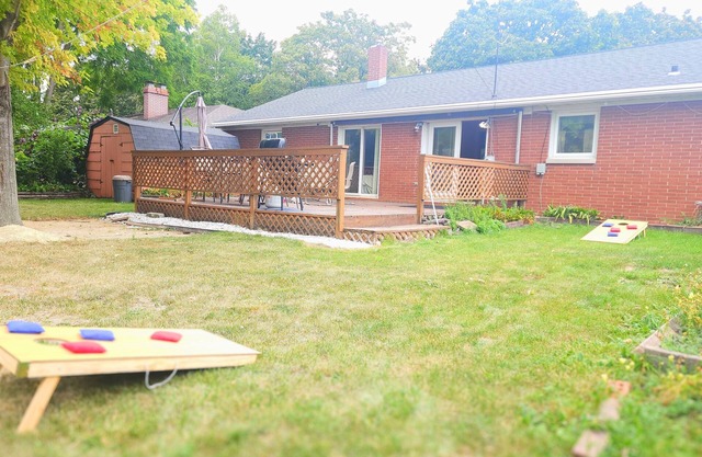 Stay in Lambeau's front yard! 3 blocks from Lambeau Field