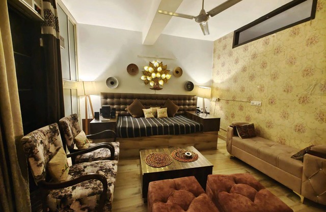 stay in malviya nagar