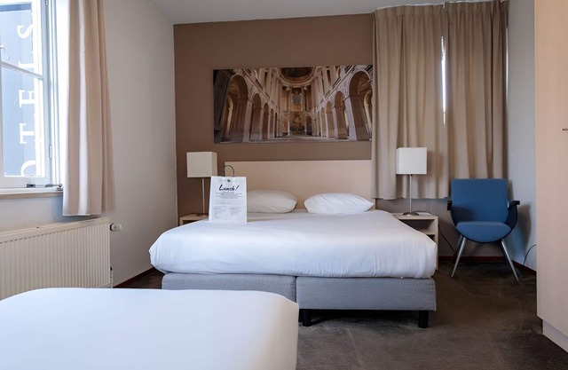 Stay in the Heart of Nature With Comfort All Around! Onsite Dining, Free Parking