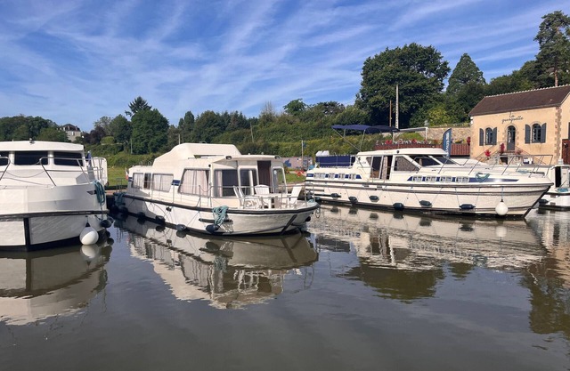 Stay on an Espade Concept Fly Boat in Scenic Châtillon-en-Bazois!